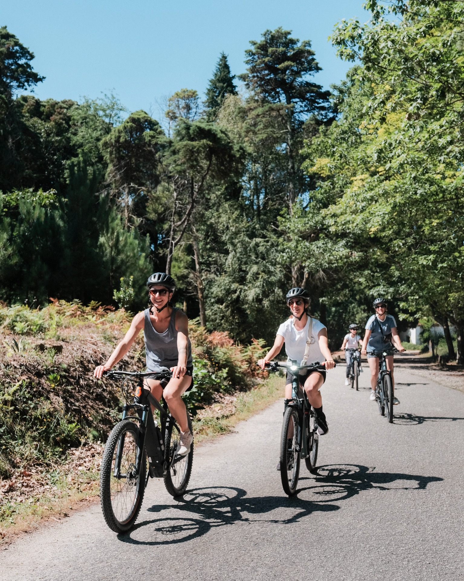 Härlig cykeltur i grönskan. Foto från Feel Viana.