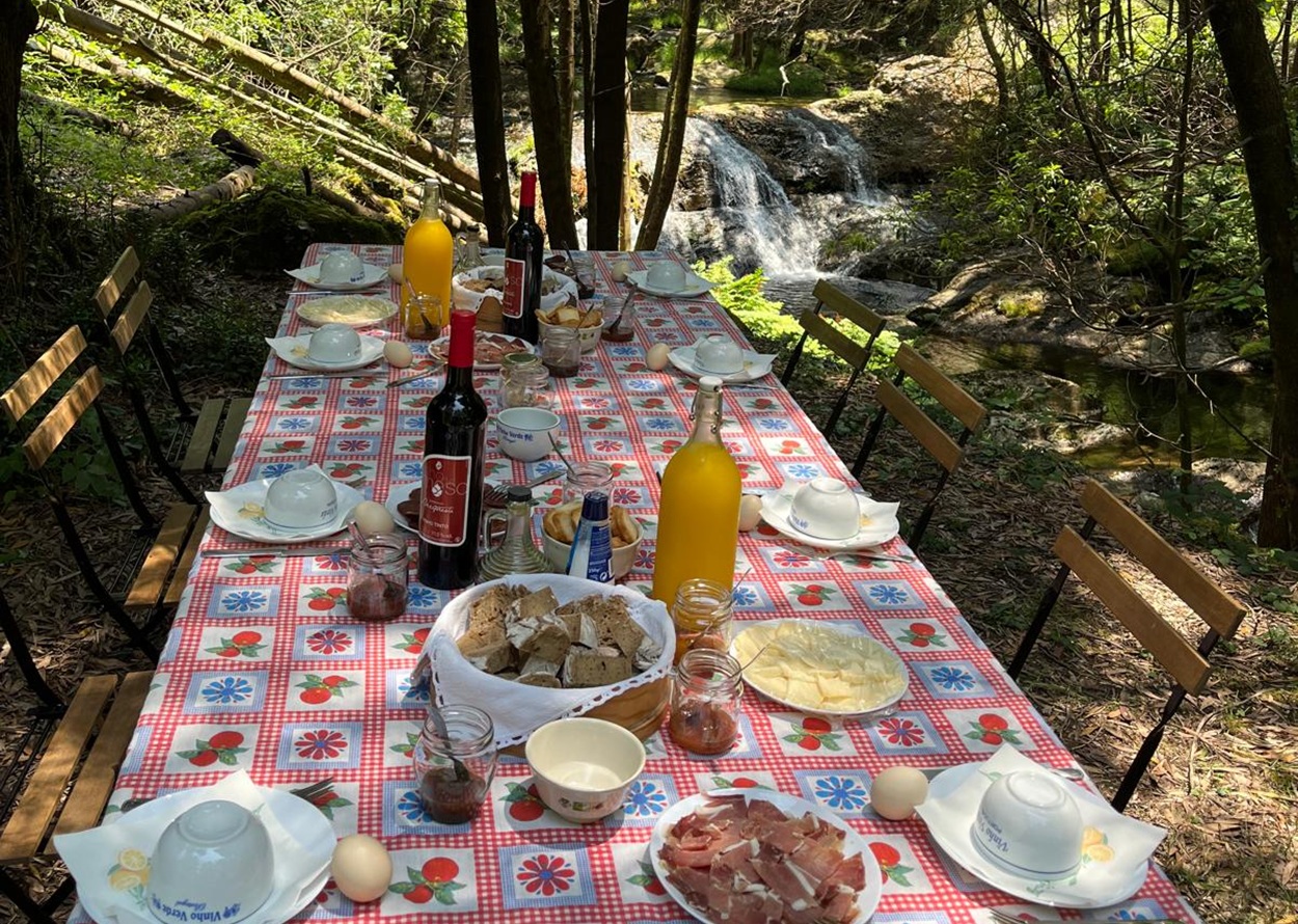 Picknick i det gröna med vattenfall som granne. Foto Descubra Minho.