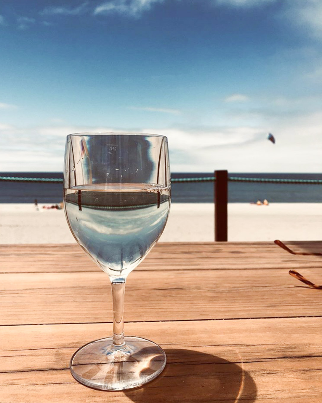 Ett svalkande glas vinho verde vid havet, hos Feel Viana.