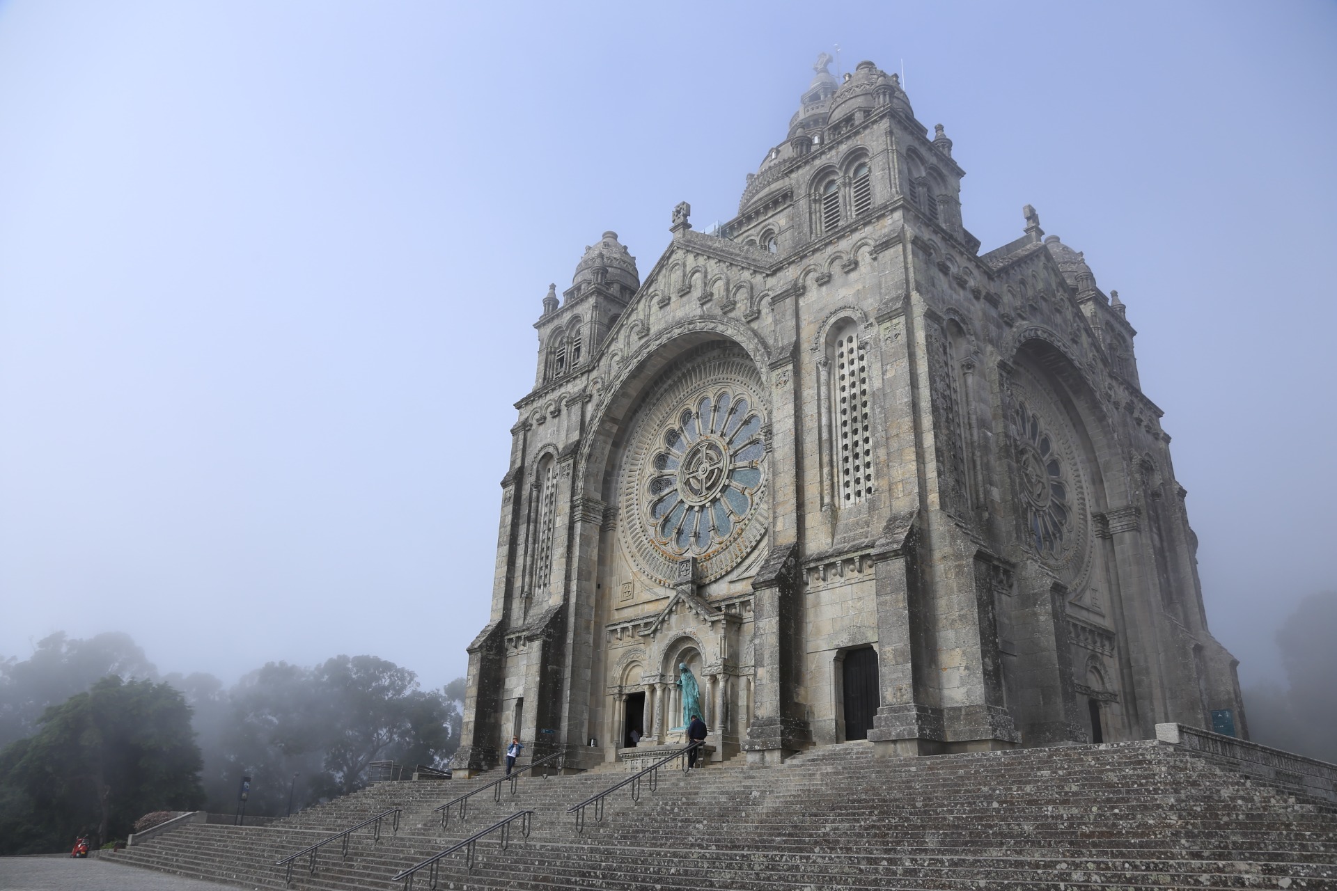 Basilikan Santa Luzia träder fram ur morgondiset.