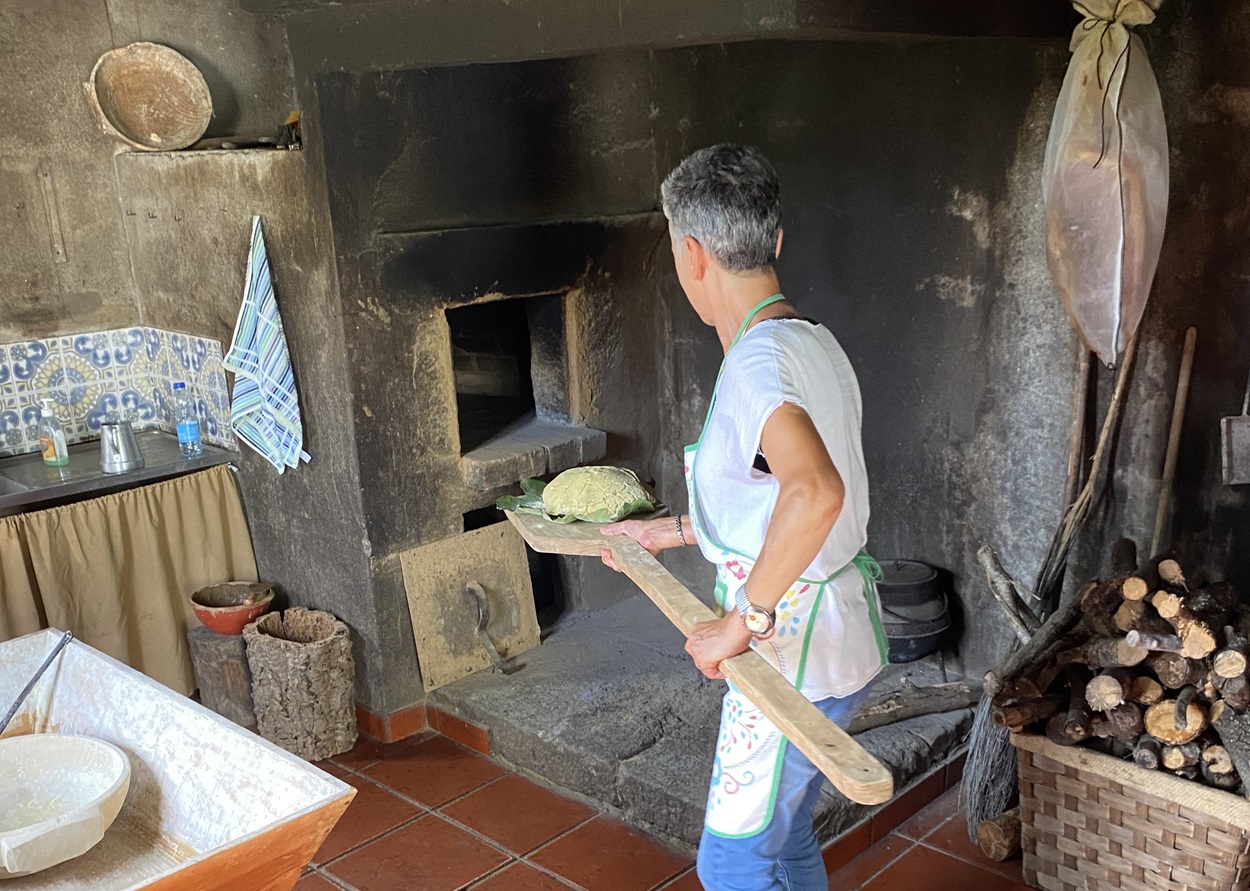 Smaka på färskt Broa de Milho, traditionellt majsbröd. Foto: Descubra Minho